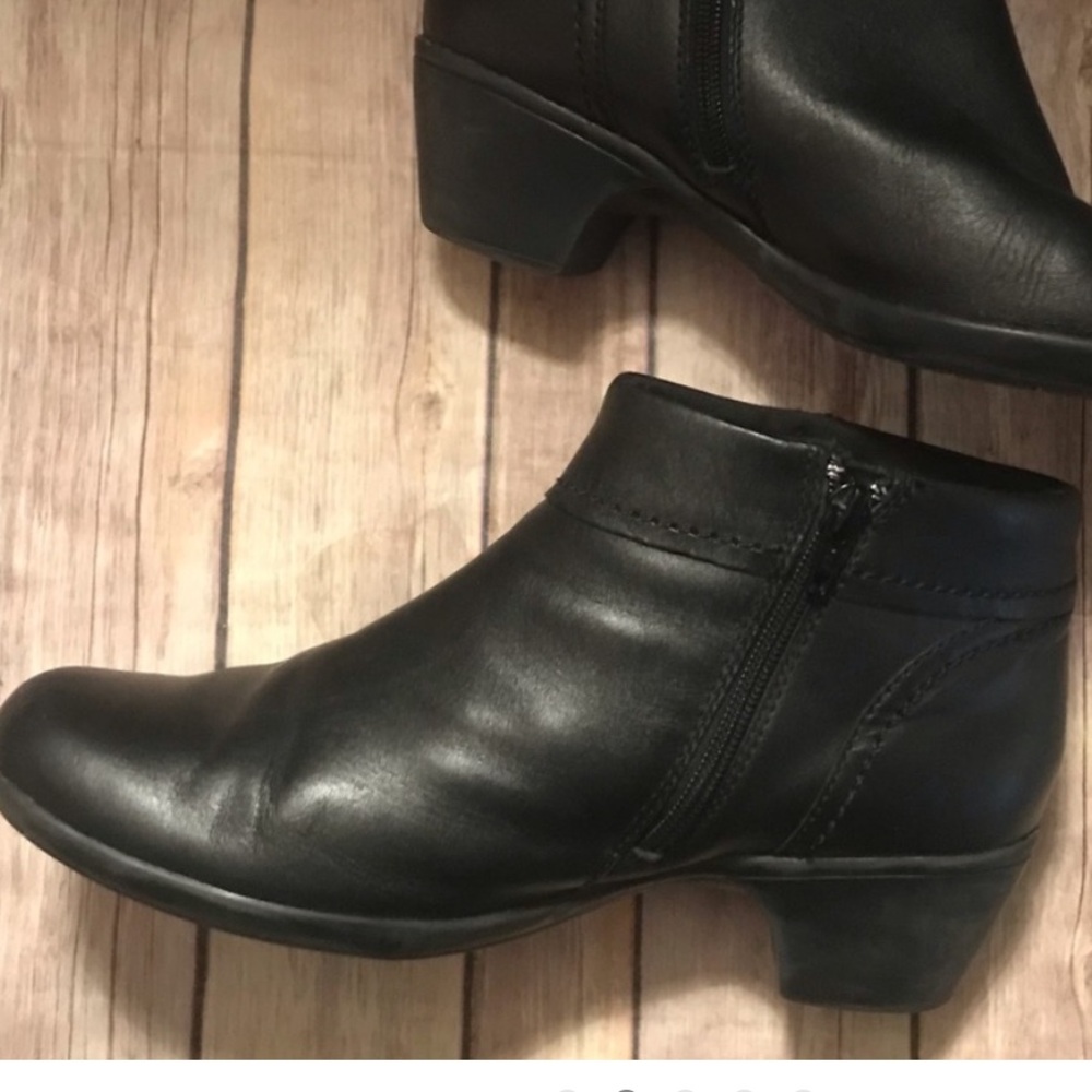 clarks - Picture 2 of 5